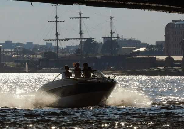 Причал в устье Ждановки на северо-западной оконечности Петроградской стороны соединят маршрутом водного транспорта с соседним Крестовским островом, организацией маршрута займется строительная компания «Леонтьевский мыс». Переправиться через Малую Невку можно будет за 3-5 минут и 50-100 рублей. <br> Как рассказал генеральный директор компании «Леонтьевский мыс» Игорь Оноков, новый маршрут водного транспорта позволит жителям и гостям Леонтьевского мыса быстро добираться на соседний Крестовский остров, не прибегая к автомобилям, движение и стоянка которых в парковой зоне ограничены. <br> Начальной точкой маршрута станет устье реки Ждановки, конечной — старинная пристань дачи Белосельских-Белозерских на противоположной стороне Малой Невки. Путь через реку будет занимать 3-5 минут в зависимости от загруженности и погодных условий. <br> По словам господина Онокова, одновременно катер будет вмещать порядка 10 человек, стоимость билета составит 50-100 рублей. Эксплуатировать маршрут хочет сам «Леонтьевский мыс». - фото Фото: Причал в устье Ждановки на северо-западной оконечности Петроградской стороны соединят маршрутом водного транспорта с соседним Крестовским островом, организацией маршрута займется строительная компания «Леонтьевский мыс». Переправиться через Малую Невку можно будет за 3-5 минут и 50-100 рублей. <br> Как рассказал генеральный директор компании «Леонтьевский мыс» Игорь Оноков, новый маршрут водного транспорта позволит жителям и гостям Леонтьевского мыса быстро добираться на соседний Крестовский остров, не прибегая к автомобилям, движение и стоянка которых в парковой зоне ограничены. <br> Начальной точкой маршрута станет устье реки Ждановки, конечной — старинная пристань дачи Белосельских-Белозерских на противоположной стороне Малой Невки. Путь через реку будет занимать 3-5 минут в зависимости от загруженности и погодных условий. <br> По словам господина Онокова, одновременно катер будет вмещать порядка 10 человек, стоимость билета составит 50-100 рублей. Эксплуатировать маршрут хочет сам «Леонтьевский мыс».