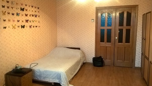 Фото: Сдается большая комната в двушке для девушки (ищу себе на замену). <br>м.Медведково. заселение с 8-го апреля <br>Цена 15 500 + комуналка <br>тел. +7(916) 8429409 (желательно пишите WhatsApp, Viber) <br> <br>Во второй комнате проживают девушка и парень (брат и сестра). <br>О них: <br>Оба работают, спокойные, адекватные, без вредных привычек, в общем - без проблем. Парень обычно работает в ночную смену или в разъездах, его практически не видно. <br> <br>О комнате: большая, есть балкон. Из мебели диван, стол, стулья, шкаф и много полочек (еще есть шкаф в коридоре). Телевизор есть, но старенький (вроде работает, но не пользуюсь). Зимой очень хорошо топят - тепло. <br> <br>В квартире: холодильник, плита, стиралка, микроволновка (моя, но планирую оставить), чайник. Интернет тоже есть. <br> <br>Дом располагается в 10-15 минутах ходьбы от м.Медведково, но можно на автобусе, остановки рядом с домом, транспорта много и ходит часто (771, 428, 93, 71) . <br>Прямо доме есть вполне большой магазин. В пешей доступности есть Атак, Пятерочка, Билла, Дикси, Магнит и многие другие. За МКАДом есть Ашан и Твой Дом (от метро ходит бесплатный автобус). Есть тренажерный зал с бассейном, тоже недалеко; еще есть парк с велодорожками, тренажеры какие-то, летом там устраивают шашлыки. <br> <br>Квартира не с евро-ремонтом, но и не совок. <br> <br>Хозяева хорошие, не появляются, никаких неожиданных визитов. <br> <br>Цена 15 500 + комуналка (делим на троих, обычно не больше 600р с человека) + интернет 100р с человека. <br>При заселении залог за последний месяц 15 500.