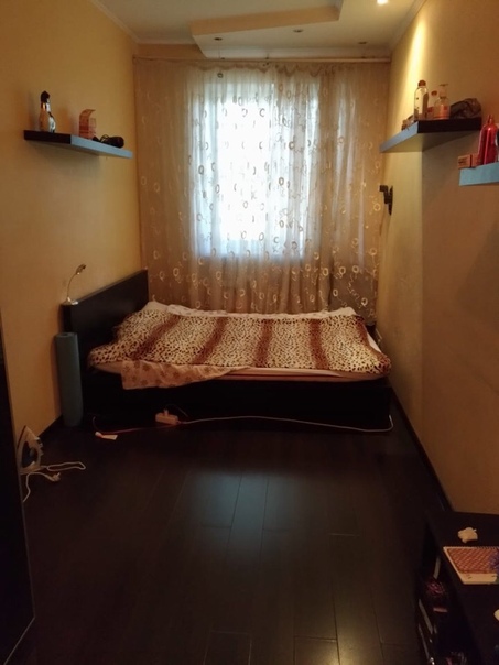Фото: С 1 июля сдается на длительный срок изолированная комната в 3-к квартире с прекрасными соседками)) <br>Стоимость проживания в месяц составляет 15 000 руб. + к/у по счетчикам и wi-fi ( всё вместе около 1000 руб.). Залог 15 000 руб. (возвращается при выезде / идет в оплату последнего месяца проживания).<br>м. Рязанский проспект (5 мин), мцк Нижегородская (3-5 мин), м. Таганская (12-15 мин) и (что не маловажно!!!) ходит автобус М7 экспресс - 17 минут и вы - у м. Китай-Город! <br>Остановка рядом с домом. <br>Парковка во дворе бесплатная. <br>Инфраструктура развитая, в соседнем доме отделение Сбербанка, аптека, стоматология, минимаркет, рядом Пятерочка, Магнит. Через дорогу большой супермаркет Перекресток, кафе Штолле и Тануки, 5 минут ехать до ТЦ Город, где есть Ашан, Леруа Мерлен и пр. магазины. <br>Квартира чистая и уютная, с современным ремонтом и мебелью. Бытовая техника: стиральная машина, микроволновка, холодильник, плита с эл. духовкой. <br>Хозяин живёт в другом городе) <br>Без комиссии и посредников! <br>Ищем платежеспособную, работающую, порядочную, чистоплотную соседку, без тусовок, домашних животных и вредных привычек (строго одну девушку). Гражданство РФ! <br>Заезд с 1 июля. Все подробности и вопросы в ЛС.
