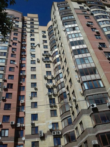 Фото: Москва!!! Отличное предложение. На время проведения ЧМ по футболу сдается евродвушка, рядом со стадионом Лужники, где проводится открытие. Квартира расположена рядом с метро (5 мин пешком), есть парковочное место. <br>В квартире чисто и уютно, есть вся техника, посуда, белье, барная зона. Срочно звоните 89779386145. О цене договоримся, в зависимости от  количества дней пребывания