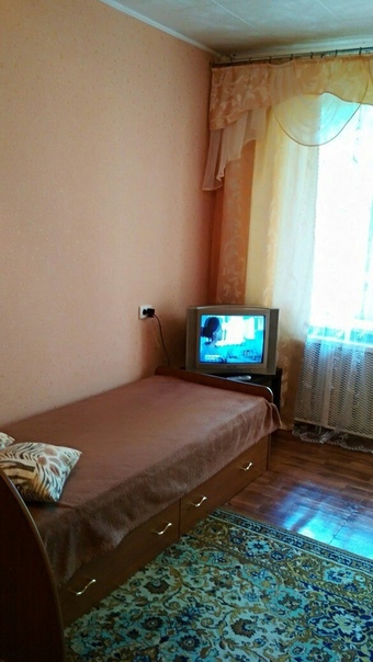 Фото: Ищу девушку НА ПОДСЕЛЕНИЕ в комнату к девушке в 2-х комнатной квартире <br> по адресу: м. Волжская ул. Краснодонская д.3 корп. 2. (7 минут пешком или 1 остановка любым транспортом). <br>Комната изолированная, на ДВОИХ. <br>Сдам одной СПОКОЙНОЙ РУССКОЙ ДЕВУШКЕ 30-40 лет, ПЛАТЁЖЕСПОСОБНОЙ, ЧИСТОПЛОТНОЙ, БЕЗ ВРЕДНЫХ ПРИВЫЧЕК. <br> Комната большая, светлая, после косметического ремонта. У Вас будет свое отдельное спальное место (кровать), отдельный шкаф для вещей, отдельные полки в кухонном шкафу, ванне, холодильнике. В комнате балкон, большое напольное зеркало, ТВ, интернет (Wi-Fi), гладильная доска + утюг, сушилка для белья, пылесос. <br>Квартира чистая, есть вся необходимая техника: СВЧ, холодильник, стиральная машина. <br>В квартире НЕ курят, вечеринок НЕ устраивают, мужчин НЕ приводят. <br>В соседней комнате живёт одна девушка, итого в квартире будут жить трое. <br>Кирпичный дом, зеленый двор. Рядом магазин «Магнит», стоматологическая клиника, множество мелких магазинов, кафе, два парка, пруд с зоной отдыха и пляжем (зонтики/шезлонги). От дома остановка с бесплатной маршруткой до «АШАНа», недалеко ТЦ «Москва». На соседней улице «Пятёрочка». <br>Оплата 11 000 + счётчики (свет,вода) + интернет (200руб.) <br>Залог 5 000 (возвращается при выселении) <br>Комиссии нет, СДАЁТСЯ ОТ СОБСТВЕННИКА (собственник-я) <br>Проживание без хозяев. <br>ПРЕДЛОЖЕНИЕ ТОЛЬКО ДЛЯ ДЕВУШКИ. МУЖЧИНАМ И СЕМЕЙНЫМ ПАРАМ ПРОСЬБА ЗАРАНЕЕ ИЗВИНИТЬ И НЕ БЕСПОКОИТЬ. <br>Тел: 8(926)270 45 23, 8(926)669 70 60. <br>РИЭЛТОРАМ/АГЕНТАМ- МИМО!!!