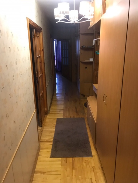 Фото: Сдается комната в 10 минутах ходьбы от метро пр, Большевиков. <br>В комнате есть кровать, 2 шкафа и 2 тумбочки. В квартире есть холодильник, стиральная машинка, микроволновая печь, духовка, плита и быстрый wi-fi. Для одного платежеспособного, адекватного человека без животных. Так же есть большой тамбур. <br>Стоимость: 13 тыс. (ку включено) <br>Залог 13 тыс. ( можно разбить.)