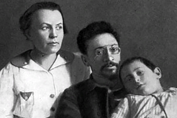 Яков Свердлов Яков Михайлович Свердлов родился 22 мая 1885 года (по некоторым данным - 23 мая). Будущий политический и государственный деятель рос в Нижнем Новгороде. Карьера большевика и