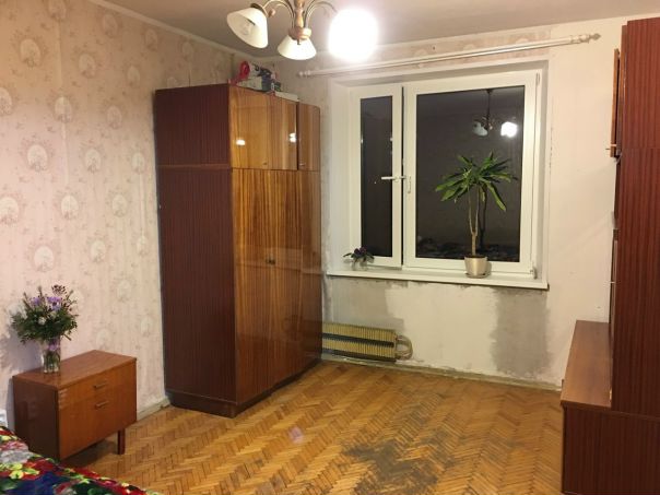 Фото: Сдам просторную комнату м. Нахимовский проспект, 4 минуты пешком.<br>Трёхкомнатная квартира, в соседях я и взрослый парень. Оба спокойные, не курим, много работаем.<br>В комнате два больших шкафа, кровать, маленькая тумбочка, пластиковое окно с приятным видом.<br>В квартире раздельный санузел, стиральная машина, микроволновка, Wi-Fi. Зимой в квартире тепло.<br>Ищем одного спокойного адекватного соседа любого пола, который готов своевременно платить, соблюдать порядок на общей территории и тишину в ночное время.<br>Стоимость 17 тысяч, также залог за один месяц<br>Пишите в мессенджеры :)<br>+79775215628 Анна<br>+79852628232 Сергей<br> Зайцева