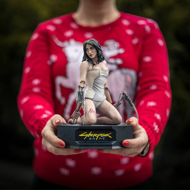 В качестве подарка на День святителя Николая все сотрудники CD Projekt RED получили сегодня вот такую фигурку Cyberpunk 2077. 