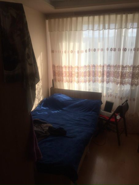 Сдаётся чистая ухоженная комната в обжитой двухкомнатной квартире в 10 минутах от метро Пражская. 7 этаж. Свежий ремонт в комнате, ванной/туалете, кухне. Все есть для комфортного проживания: телевизор, стиральная машина, микроволновка, посудомоечная машина. Во второй комнате проживает неконфликтная девушка-собственник. В соседи рассматривает девушку или двух, чистоплотных, на длительный срок.<br>Оплата: 20 тыс в мес, депозит можно разбить. <br>Заезд с 16 марта! Оперативный показ. Собственник. 89645659193 - фото Фото: Сдаётся чистая ухоженная комната в обжитой двухкомнатной квартире в 10 минутах от метро Пражская. 7 этаж. Свежий ремонт в комнате, ванной/туалете, кухне. Все есть для комфортного проживания: телевизор, стиральная машина, микроволновка, посудомоечная машина. Во второй комнате проживает неконфликтная девушка-собственник. В соседи рассматривает девушку или двух, чистоплотных, на длительный срок.<br>Оплата: 20 тыс в мес, депозит можно разбить. <br>Заезд с 16 марта! Оперативный показ. Собственник. 89645659193