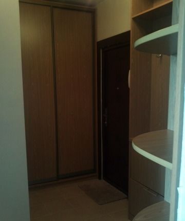 М. Борисово/Борисовские Пруды ул 8 к1 <br>27.000рублей в месяц <br>Отвечаю только на звонки: 8-926-584-57-92 <br> <br>Сдадим 1-комнатную квартиру на длительный срок, состояние отличное, есть застекленный балкон. Ремонт хороший: делали 3 года назад для себя, но теперь съезжаем в квартиру побольше. В коридоре шкаф-купе до потолка, угловой шкаф и стеллаж для книг. В комнате диван на 2 спальных места и 2 комода. Вся кухонная мебель есть, в ванной комнате отличный ремонт. Об инфраструктуре: в шаговой доступности огромное количество магазинов и аптек, поликлиника школа, детский сад, детский развивающий центр, шикарный парк. Окна выходят на Борисовские пруды, вдалеке виднеется парк Царицыно. В хорошую погоду из окон можно наблюдать закат, сравнимый по красоте с закатом из Титаника. На фото видно, что в комнате установлен пилон, хозяйка занималась акробатикой. Если вам это мешает, можно демонтировать. Готовы обсудить жильцов с животными. Мы не против курения, но попросили бы это делать на балконе или лестничной клетке, не в квартире. - фото Фото: М. Борисово/Борисовские Пруды ул 8 к1 <br>27.000рублей в месяц <br>Отвечаю только на звонки: 8-926-584-57-92 <br> <br>Сдадим 1-комнатную квартиру на длительный срок, состояние отличное, есть застекленный балкон. Ремонт хороший: делали 3 года назад для себя, но теперь съезжаем в квартиру побольше. В коридоре шкаф-купе до потолка, угловой шкаф и стеллаж для книг. В комнате диван на 2 спальных места и 2 комода. Вся кухонная мебель есть, в ванной комнате отличный ремонт. Об инфраструктуре: в шаговой доступности огромное количество магазинов и аптек, поликлиника школа, детский сад, детский развивающий центр, шикарный парк. Окна выходят на Борисовские пруды, вдалеке виднеется парк Царицыно. В хорошую погоду из окон можно наблюдать закат, сравнимый по красоте с закатом из Титаника. На фото видно, что в комнате установлен пилон, хозяйка занималась акробатикой. Если вам это мешает, можно демонтировать. Готовы обсудить жильцов с животными. Мы не против курения, но попросили бы это делать на балконе или лестничной клетке, не в квартире.