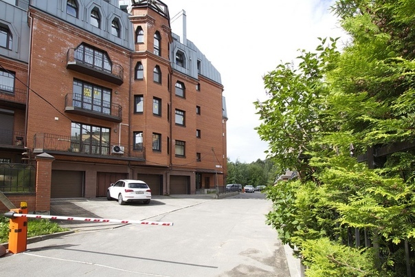 г. Санкт-Петербург <br>Горная ул., 11 <br> <br>Продается современная двухуровневая квартира в малоэтажном жилом комплексе. <br>Дом расположен между ст. м. “Удельная” и “Пионерская”. Район находится на возвышенности, окруженный большим количеством зелени парков и озерами. Покой жителей не нарушается транзитным транспортом. В Коломягах соблюдены важнейшие факторы для здоровья и комфорта проживания - уникальная экологическая обстановка, отсутствие многоэтажной застройки и промышленных предприятий. Удобное транспортное сообщение с центром города и пригородами. <br>Квартира расположена на 6/6 этажного кирпичного дома. Общая площадь 158м2. На первом уровне: детская комната, просторная гостиная, кухня-столовая, с/у, терраса. На 2-ом уровне: спальня, гардеробная, с/у. В квартире выполнен качественный ремонт по дизайн-проекту, с применением натуральных материалов. Поставлена мебель от ведущих европейских производителей. Современная бытовая техника. Панорамное остекление с потрясающим видом на парк. За дополнительную стоимость можно приобрести гараж на 2 машиноместа.<br>22 200 000 руб. - фото Фото: г. Санкт-Петербург <br>Горная ул., 11 <br> <br>Продается современная двухуровневая квартира в малоэтажном жилом комплексе. <br>Дом расположен между ст. м. “Удельная” и “Пионерская”. Район находится на возвышенности, окруженный большим количеством зелени парков и озерами. Покой жителей не нарушается транзитным транспортом. В Коломягах соблюдены важнейшие факторы для здоровья и комфорта проживания - уникальная экологическая обстановка, отсутствие многоэтажной застройки и промышленных предприятий. Удобное транспортное сообщение с центром города и пригородами. <br>Квартира расположена на 6/6 этажного кирпичного дома. Общая площадь 158м2. На первом уровне: детская комната, просторная гостиная, кухня-столовая, с/у, терраса. На 2-ом уровне: спальня, гардеробная, с/у. В квартире выполнен качественный ремонт по дизайн-проекту, с применением натуральных материалов. Поставлена мебель от ведущих европейских производителей. Современная бытовая техника. Панорамное остекление с потрясающим видом на парк. За дополнительную стоимость можно приобрести гараж на 2 машиноместа.<br>22 200 000 руб.
