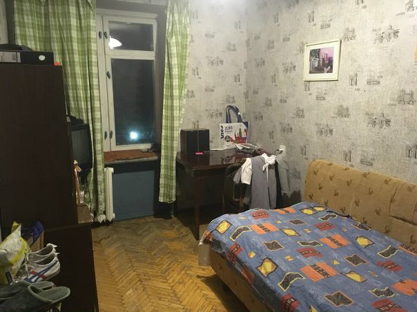 Фото:  М. Новогиреево, 3 минуты пешком от метро, Зеленый проспект 64. <br>Сдается комната в двухкомнатной квартире. Квартира не самая новая, но чистая и аккуратная. Есть мебель, стиральная машина, микроволновка, WI-FI и прочие удобства. Во дворе ведется видеонаблюдение и установлен шлагбаум на въезд посторонних авто. <br>Во второй комнате живу я с девушкой. Если вы ищите вариант с жильем на длительный срок и также цените чистоту, то добро пожаловать <br><br>Цена 16000р в месяц, без комиссий, залогов. Коммунальные платежи и Wi-Fi включены.
