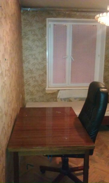 Фото: Сдается изолированная комната 10 кв.м. в 3-шке, 9 этаж из девяти, м. Новые Черемушки, 15-10 мин. пешком, можно и транспортом – 2 остановки. Светлая, теплая, окна пластиковые, вид на Парк 70-летия Победы. Спокойный зеленый район, много магазинов поблизости. <br>Проживание без хозяев, беспокоить не будут, т.к. живут в дальнем Подмосковье. <br>Вся необходимая техника в наличии, уютно, чисто, но ремонтик старенький - так называемый 