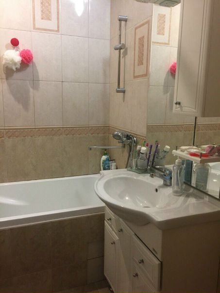 С 1 августа сдаётся половина комнаты, в уютной двухкомнатной квартире с отличным ремонтом. <br>В пешей доступности от метро Кузьминки до 10 минут) В соседях две молодые девушки, без вредных привычек) <br>Очень хочется видеть в соседях порядочную девочку, работающую и платежеспособную, так же без вредных привычек) <br>По оплате 15500 т.р., с человека включая все коммунальные услуги, есть депозит (10 т.р.) , но его хозяин разбивает, потом он возвращается, либо вы его проживаете) все вопросы в личку! <br>Ждем тебя, соседка)))<br> Darling - фото Фото: С 1 августа сдаётся половина комнаты, в уютной двухкомнатной квартире с отличным ремонтом. <br>В пешей доступности от метро Кузьминки до 10 минут) В соседях две молодые девушки, без вредных привычек) <br>Очень хочется видеть в соседях порядочную девочку, работающую и платежеспособную, так же без вредных привычек) <br>По оплате 15500 т.р., с человека включая все коммунальные услуги, есть депозит (10 т.р.) , но его хозяин разбивает, потом он возвращается, либо вы его проживаете) все вопросы в личку! <br>Ждем тебя, соседка)))<br> Darling