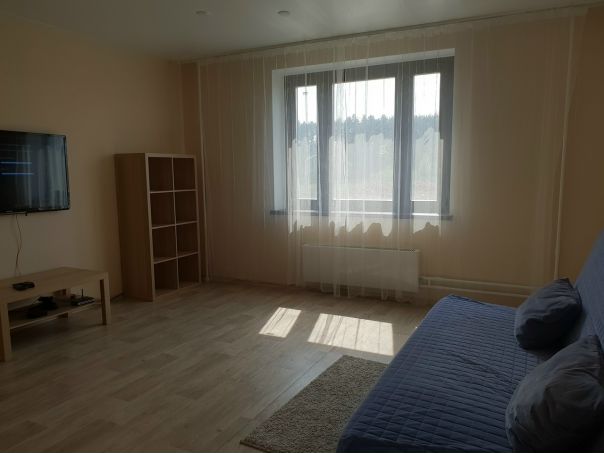 Сдается 1 комн. квартира. 40 кв.м. от собственника! <br>Территориально Бутово Парк-3, метро Бульвар Д. Донского (15 на маршрутке). Рядом школа, садик, остановка, лесопарковая зона. 2-ой этаж/25 этажного дома. Балкон из кухни. <br>Только после ремонта. Консьерж. Новый дом. В доме уже сделаны ремонты (тихо) Квартира меблирована: диван, встроенный шкаф. Быт техника: стиральная машина, духовой шкаф, холодильник, телевизор<br>Требования: чистота, бережное отношение к имуществу, оплата вовремя, без животных.<br>Ищем девушку или семейную пару.<br>Аренда по договору 28000 руб. <br>Условия оплаты: на длительный срок, первый месяц + залоговая сумма.<br>МО, Дрожжино, улица Южная, д 13<br> Чафонова - фото Фото: Сдается 1 комн. квартира. 40 кв.м. от собственника! <br>Территориально Бутово Парк-3, метро Бульвар Д. Донского (15 на маршрутке). Рядом школа, садик, остановка, лесопарковая зона. 2-ой этаж/25 этажного дома. Балкон из кухни. <br>Только после ремонта. Консьерж. Новый дом. В доме уже сделаны ремонты (тихо) Квартира меблирована: диван, встроенный шкаф. Быт техника: стиральная машина, духовой шкаф, холодильник, телевизор<br>Требования: чистота, бережное отношение к имуществу, оплата вовремя, без животных.<br>Ищем девушку или семейную пару.<br>Аренда по договору 28000 руб. <br>Условия оплаты: на длительный срок, первый месяц + залоговая сумма.<br>МО, Дрожжино, улица Южная, д 13<br> Чафонова