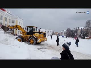 Московские артисты за свой счет расчистили дорогу к Дому культуры в Зеленодольске