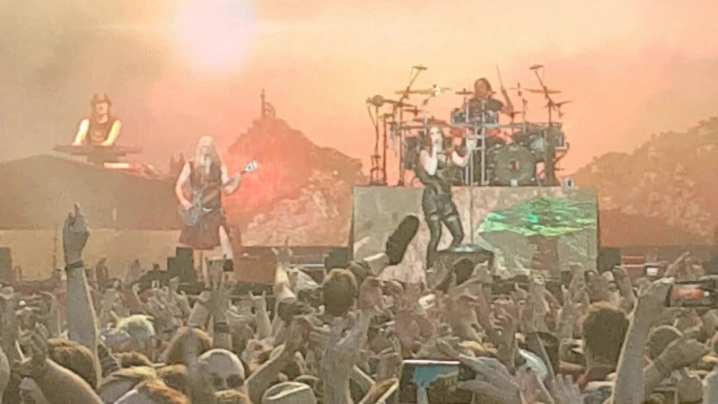 Nightwish crowdsurf \m