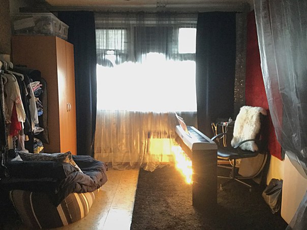 Фото: Ищу соседку к себе в однокомнатную квартиру.<br>м. Алма-Атинская (зелёная) - 10 мин пешком,<br>м. Борисово (салатовая) - 12-13 минут.<br>Отличная инфраструктура - прямо рядом с домом три торговых центра со всякими летуалями, соляриями, шмотками, кофейнями, пиццериями и прочими прелестями, Лента, Пятёрочка, Вкусвилл, Макдак, мелкие продуктовые, Фамилия с ежедневными поступлениями европейского шмотья)), DNS, хорошая тренажерка с групповыми программами и адекватными ценами; поликлиника в 15 минутах; через дорогу набережная Москвы-реки, рядом с метро парковая зона с речкой, пруды в 25 минутах - для прогулок на выходных или шашлыков.<br>Хозяева очень адекватные, давно их знаю, квартира светлая, обжитая и уютная, правда, окна деревянные, а не пластиковые, зато новая входная дверь, новый вместительный холодильник, и не нужно платить за воду — можно с умиротворенным сердцем ежедневно стирать вагон колготок и по несколько раз в сутки купать себя и коня, снизив, таким образом, стресс большого города и увеличив продолжительность своей счастливой плодотворной жизни.<br><br>Цена: 14 000 + примерно 600 в месяц за электричество и интернет.<br>Заселение в период с 1 по 11 июня, можно обговорить плюс-минус несколько дней в обе стороны.<br>Я дружелюбная, чистоплотная, открыта к диалогу, уважаю личные границы и личные вещи, хочу симметричного отношения)<br>График у меня тяготеет ко второй половине дня, вечерами часто пропадаю на фитнесах, иногда поздно ложусь и могу спать до обеда. Если ты работаешь днём, а по утрам не устраиваешь оглушительных массовых побудок с распахнутыми окнами, иллюминацией, песнями, живым петухом и зарядкой по радио, то, наверняка, мы гармонично поделим пространство)<br>+ 14000 депозит, который возвращают при выезде, либо на него живете последний месяц<br> Горбан