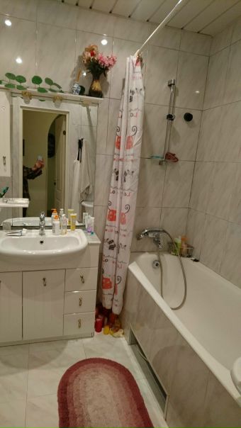 Фото: Сдается комната, стоимость 20 000 р. (вода, свет, интернет и консъерж включены), расположение - 1 мин. от м. Полежаевская, 5 мин. от м. Хорошево. <br>В квартире 4 комнаты: проходной холл, 1 комната общего пользования (кабинет+гладильная) и 2 жилых комнаты (в одной из которых живет девушка (собственник), вторая сдается с 29 апреля). <br>13 этаж, отремонтированный подъезд с консьержем. На кухне лоджия, в квартире также имеется кладовка для хранения вещей. <br>От дома ходит бесплатный автобус до ТЦ 