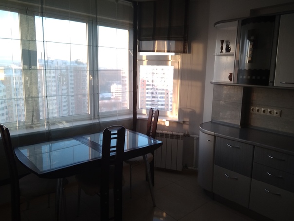 Фото: Москва. <br>м. Солнцево <br>3 минуты от метро. <br>Комната. <br>18тыс. + коммуналка ( зимой выходит максимум 6 тыс с интернетом ). <br>Сдается комната - 15.5 м2 + лоджия - 5 м2, <br>в двухкомнатной квартире . <br>17 этаж из 17. <br>Ищем порядочного жильца или семейную пару. <br>Обязательные условия своевременная плата (никаких отсрочек). <br>Порядок и чистоплотность! Строго! <br> <br>Во второй комнате живем мы хозяева семейная пара, но часто в разьездах, как правило вторая комната стоит закрытая на ключ. <br>Квартира в хорошем состоянии! Ремонт Евро . Смотрите фото и видео. <br>С/у санузел в плитке . Застекленные лоджии. <br>Есть стиральная машинка. <br>Посудомоечная машина. <br>Интернет проведен wifi. <br>Утюг.Телевизор . <br>В комнате шкаф, диван , стол, комод. <br>Все вопросы в ЛС.