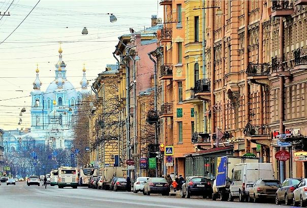 Фото: Удивительные факты о Суворовском проспекте<br><br>Суворовский проспект считается крупнейшим в городе Санкт-Петербурге. Свое начало он берет у Староневского проспекта. Отсюда начинается нумерация зданий, расположенных вдоль дороги. Конец оживленной магистрали упирается в площадь Пролетарской Диктатуры. <br> Протяженность проспекта нарастала со временем. Участок, зажатый 2-ой и 9-ой Советской улицей, некогда носил совсем иное название. Петербуржцы именовали его Слоновой улицей. В этом уголке Питера в свое время находился Слоновий двор. <br> Там содержали слонов, которых Анне Иоанновне преподнес в дар персидский шах. По этому кусочку питерской земли животных отводили на водопой. Вот почему, недолго думая, местные жители дали улице имя Слоновая. В здании Слоновьего двора сейчас находится кинотеатр 
