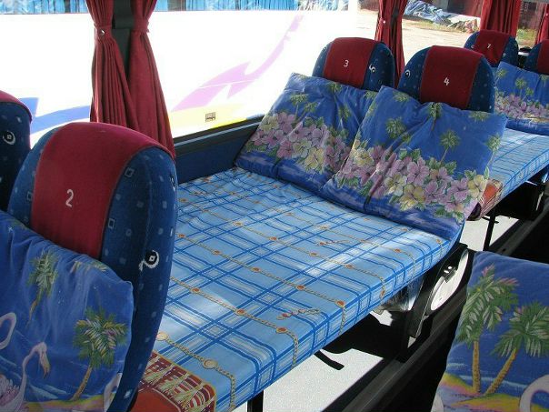 Лежачие места в экскурсионном автобусе 