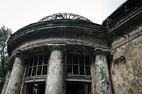 Заброшенное здание в Удельном парке переделают под отель <br>О состоявшихся торгах 20 июня сообщил Фонд имущества Петербурга.<br><br>Бывший ресторан в Удельном парке сдали в аренду под строительство гостиницы за 4,5 миллиона рублей в год. <br>Бывший ресторан «Охотничий домик» с адресом по проспекту Энгельса в Удельном парке сдан в аренду на ближайшие 49 лет. Усадьба объектом культурного наследия не является, но находится в охранной зоне. На этом месте появится гостиница, здание не должно изменить внешнего вида и планировки. Аренда особняка за 4,5 млн рублей в год досталась компании «Картман и Брофловски». - фото Фото: Заброшенное здание в Удельном парке переделают под отель <br>О состоявшихся торгах 20 июня сообщил Фонд имущества Петербурга.<br><br>Бывший ресторан в Удельном парке сдали в аренду под строительство гостиницы за 4,5 миллиона рублей в год. <br>Бывший ресторан «Охотничий домик» с адресом по проспекту Энгельса в Удельном парке сдан в аренду на ближайшие 49 лет. Усадьба объектом культурного наследия не является, но находится в охранной зоне. На этом месте появится гостиница, здание не должно изменить внешнего вида и планировки. Аренда особняка за 4,5 млн рублей в год досталась компании «Картман и Брофловски».