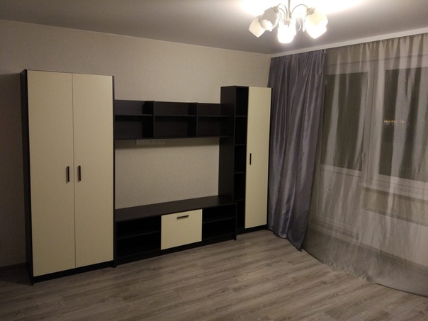 Фото: Сдается КОМНАТА 18 м.кв. с лоджией в 3-х комнатной квартире.<br> Рассматриваются девушки, без животных.<br> Свежий ремонт. Есть вся необходимая мебель.<br> От метро Бульвар Дмитрия Донского 15-20 минут на маршрутке. Адрес: Дрожжино, ул. Южная, д. 19<br> В двух других комнатах проживают по одной девушке.<br> Стоимость 18 т.р.<br> Коммунальные платежи по счетчику (до 1 000 р.). Залоговая сумма - 10 т.р., возможно разбить на два месяца.<br> Тел. 8(926)028-13-78 Дмитрий (собственник).