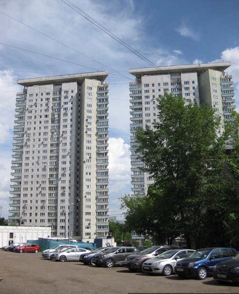 Фото: От собственника!!! Метро Славянский бульвар. Пешком 15-20 минут, на автобусе 5 минут. Улица Инициативная 7 корпус 3.<br>На длительный срок. <br>Сдаётся 2-х комнатная квартира в престижном районе Москвы с муниципальным ремонтом. В доме - консьержка, наземная и подземная парковки. Комнаты изолированы- 17 метров и 16 метров. В квартире есть все необходимое - микроволновая печь, холодильник, стиральная машина. Стоимость 45 тыс. + свет+вода+интернет. Залог 45 тыс. рублей.<br>Сдаётся строго гражданам РФ. Сдаётся без агентств и комиссии.<br> Чабан