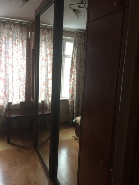Фото: Сдам изолированную комнату в пешей доступности от метро «Домодедовская» (5-7 минут пешком).<br>В квартире есть все необходимое для жизни: мебель, бытовая техника- стиральная машинка, холодильник, микроволновка, посуда.<br>Район хороший и тихий. Во дворе есть «АТАК» и «Пятерочка», а также в 5 минутах ходьбы есть круглосуточный «Перекресток».<br>Стоимость всей квартиры: 36000 (на двоих)+ коммуналка (свет и вода)+ интернет= выходит за всю квартиру около 38000 (на двоих).<br>Если ты платежеспособный/- ная, адекватный/ -ая, не пьющий/ -ая, не курящий/ -ая (главное- в квартире не курить) и не любишь «обрастать» грязью, то буду рад соседству! :)<br>Для связи: пиши в л/с.<br> ZEVS Чувильдеев