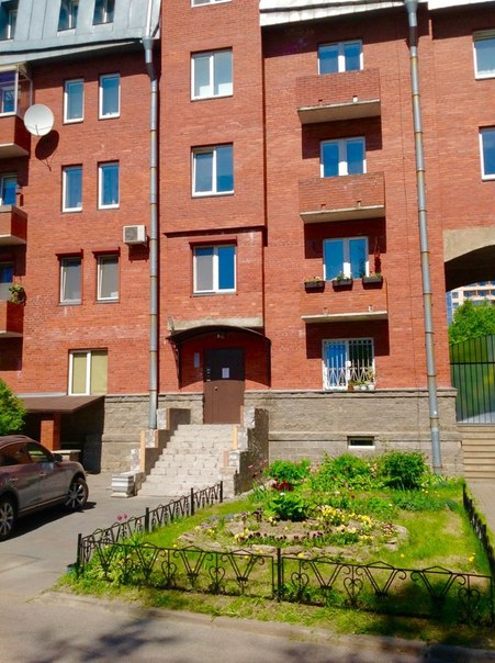 г. Санкт-Петербург<br><br>2-я Никитинская ул., 53<br><br>Предлагается двусторонняя трехкомнатная квартира в престижном районе малоэтажной кирпичной застройки.<br>Общая площадь 84, 5 кв.м включает в себя:<br>- две уютные спальни (18,2+12,1 кв.м);<br>- гостиную (27,7);<br>- кухню (13,1);<br>- ванную комнату (4,6);<br>- гардеробную и просторный холл.<br>Высота потолка - 2.8 м. <br>Прекрасный вид из всех окон. Есть балкон.<br>Этаж -3. <br>Территория благоустроена, в закрытом дворе детская площадка, установлена система видеонаблюдения.<br>Хорошие соседи! <br><br>Более 3-х лет в собственности.<br><br>Прямая продажа.<br>9 950 000 руб. - фото Фото: г. Санкт-Петербург<br><br>2-я Никитинская ул., 53<br><br>Предлагается двусторонняя трехкомнатная квартира в престижном районе малоэтажной кирпичной застройки.<br>Общая площадь 84, 5 кв.м включает в себя:<br>- две уютные спальни (18,2+12,1 кв.м);<br>- гостиную (27,7);<br>- кухню (13,1);<br>- ванную комнату (4,6);<br>- гардеробную и просторный холл.<br>Высота потолка - 2.8 м. <br>Прекрасный вид из всех окон. Есть балкон.<br>Этаж -3. <br>Территория благоустроена, в закрытом дворе детская площадка, установлена система видеонаблюдения.<br>Хорошие соседи! <br><br>Более 3-х лет в собственности.<br><br>Прямая продажа.<br>9 950 000 руб.