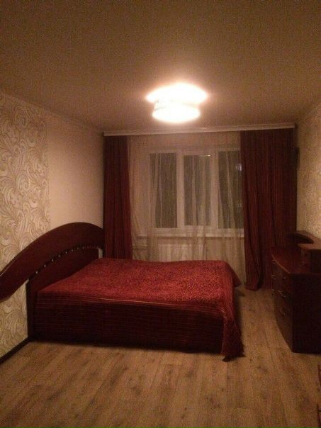 Собственник. Сдам уютную однокомнатную квартиру на длительный срок по адресу Каменщики Большая ул., д. 6 строение 1 <br>10 этаж из 14. <br>в комнате выход на балкон. Из мебели есть двуспальная кровать и небольшой диванчик в комнате, а так же комод с подставкой под телевизор. К сожалению, телевизора в квартире нет. Так же отсутствует ванная комната, установлена душевая кабина. Сделана небольшая гардеробная. Есть холодильник, газовая плита, стиральная машина, микроволновая печь, вытяжка, а так же электрочайник и утюг. В принципе, все что видите на фото, будет доступно в квартире. <br>Теперь требования к жильцам: Аккуратность, исполнительность, платежеспособность. доброжелательность, отсутствие пагубных вредных привычек.Стоимость - 27 т.р. + счетчики+ ТВ+ WIFI. Залог 20 т.р, можно разбить или внести не сразу. - фото Фото: Собственник. Сдам уютную однокомнатную квартиру на длительный срок по адресу Каменщики Большая ул., д. 6 строение 1 <br>10 этаж из 14. <br>в комнате выход на балкон. Из мебели есть двуспальная кровать и небольшой диванчик в комнате, а так же комод с подставкой под телевизор. К сожалению, телевизора в квартире нет. Так же отсутствует ванная комната, установлена душевая кабина. Сделана небольшая гардеробная. Есть холодильник, газовая плита, стиральная машина, микроволновая печь, вытяжка, а так же электрочайник и утюг. В принципе, все что видите на фото, будет доступно в квартире. <br>Теперь требования к жильцам: Аккуратность, исполнительность, платежеспособность. доброжелательность, отсутствие пагубных вредных привычек.Стоимость - 27 т.р. + счетчики+ ТВ+ WIFI. Залог 20 т.р, можно разбить или внести не сразу.