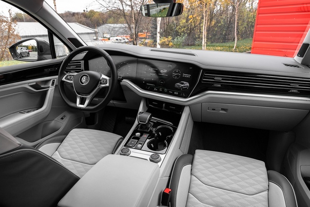 Новый «Туарег» против Volvo XC90: кто круче Volkswagen и Volvo толкуют литеру R одинаково, обозначая ей задекорированные «под спорт» крутые версии больших кроссоверов. Вот только формат и