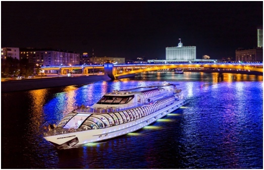Фото: Флотилия «Рэдиссон Ройал, Москва» приглашает на работу: <br>• Официантов <br>з/п 32 000 руб. + чаевые <br>• Барменов <br>з.п 30 000 руб. + чаевые <br> <br>Активная, современная и дружная команда Флотилии «Рэдиссон Ройал» примет в свои ряды новых сотрудников сферы гостеприимства и ресторанного бизнеса. <br>Предлагаем работу на современных речных яхтах Флотилии Рэдиссон Ройал, которые совершают прогулочные рейсы по Москве-реке круглый год. <br>Работа постоянная. <br> <br>От нас: <br>• Оформление по ТК; <br>• Питание; <br>• Дружный молодой коллектив. <br> <br>Подробная информация об условиях и запись на собеседование по телефонам: <br>8 (495) 228-55-55 <br>8 (916) 361-98-30 <br>8 (916) 169-63-43 <br>Звонить c 10:00 до 19:00. <br> <br>Информация о компании: 