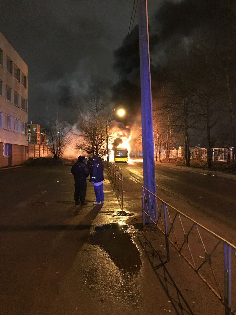 В Приморском районе Петербурга полыхал рейсовый автобус