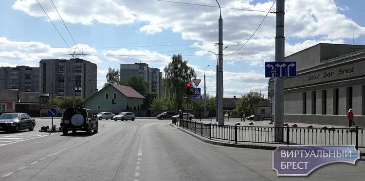 Последний... На перекрёстке Я.Купалы и Пионерской вернули второй правый поворот Последний... На перекрёстке Я.Купалы и Пионерской вернули второй правый поворот