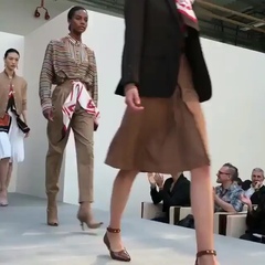 Fatima Ilay on Instagram: “MUST HAVE? @burberry Debut de Riccardo Tisci en Burberry #LFW #burberry #burberrybag#burberrytrenchcoat #riccardotisci #...