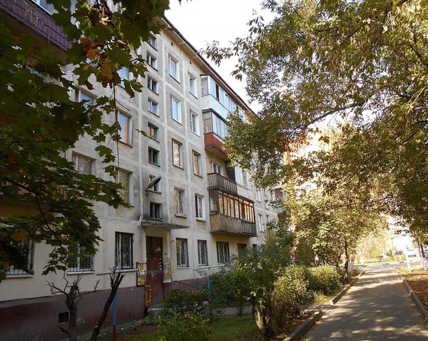 Сдам 2-к квартиру (собственник), 42 м, 1 этаж 5-этажного дома. Жилая площадь: 30 м. Площадь кухни: 6 м . Из бытовой техники - есть плита. Можно с детьми. Адрес: М. О., ближнее Подмосковье, Балашихинский район, г. Железнодорожный, ул. Пионерская, д. 18 (см. фото) На длительный срок. <br>Стоимость - 18 000 руб. за месяц + коммунальные платежи. <br>Экологически чистый район. Рядом лес, поле, чуть дальше - река. Хорошо развитая инфраструктура. Много магазинов, недалеко школа, детский сад, стадион, церковь. Прямо от дома ходит автобус (маршрутка) до Москвы, м. Новогиреево (30 минут). Возможно также проехать на электричке до станции Железнодорожный от Курского вокзала (25 минут). <br>КОНТАКТЫ: тел. 8 (915) 038-36-98, Григорий 8 (495) 366-22-96, Клавдия <br>Если друзья - пишите в личку - фото Фото: Сдам 2-к квартиру (собственник), 42 м, 1 этаж 5-этажного дома. Жилая площадь: 30 м. Площадь кухни: 6 м . Из бытовой техники - есть плита. Можно с детьми. Адрес: М. О., ближнее Подмосковье, Балашихинский район, г. Железнодорожный, ул. Пионерская, д. 18 (см. фото) На длительный срок. <br>Стоимость - 18 000 руб. за месяц + коммунальные платежи. <br>Экологически чистый район. Рядом лес, поле, чуть дальше - река. Хорошо развитая инфраструктура. Много магазинов, недалеко школа, детский сад, стадион, церковь. Прямо от дома ходит автобус (маршрутка) до Москвы, м. Новогиреево (30 минут). Возможно также проехать на электричке до станции Железнодорожный от Курского вокзала (25 минут). <br>КОНТАКТЫ: тел. 8 (915) 038-36-98, Григорий 8 (495) 366-22-96, Клавдия <br>Если друзья - пишите в личку