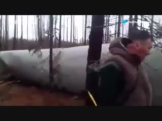 «Вот так едешь - бабах на голову упало»: Охотники нашли в таежном лесу разгонный блок «Союза»