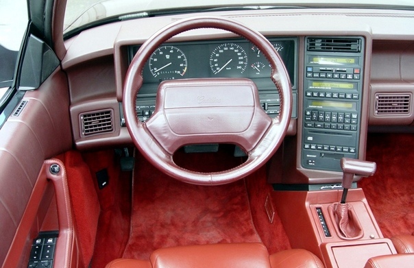 Cadillac Allante Cadillac Allante это роскошный двухместный родстер, выпускавшийся с 1987 года. Необычна была технология его изготовления: итальянская компания Pininfarina делала кузов, который