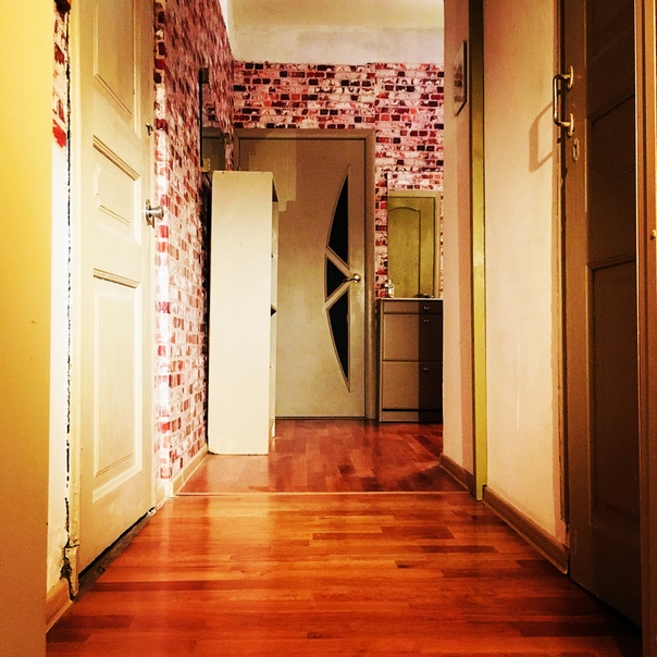 Продажа 3 комн. в центре ВЫБОРГА!! 77м2- 50т.р. за метр кв))) <br>На продажу выставлена квартира 77м2. В центре города .5 мин.от поликлиники и 10 мин. от вокзала. <br>Плюсы:- центр,рядом 7, 11 школы <br>-двухсторонняя удобная планировка,на высоком этаже с красивым видом, <br>-2 санузла, санузел раздельный <br>-действующая вентиляция, остались оригинальные батареи, <br>-комнаты 23м2/20м2/6м2, высота потолков 2,9 м, <br>- большая кухня 11м2. с нестандартной планировкой + есть дымоход. - фото Фото: Продажа 3 комн. в центре ВЫБОРГА!! 77м2- 50т.р. за метр кв))) <br>На продажу выставлена квартира 77м2. В центре города .5 мин.от поликлиники и 10 мин. от вокзала. <br>Плюсы:- центр,рядом 7, 11 школы <br>-двухсторонняя удобная планировка,на высоком этаже с красивым видом, <br>-2 санузла, санузел раздельный <br>-действующая вентиляция, остались оригинальные батареи, <br>-комнаты 23м2/20м2/6м2, высота потолков 2,9 м, <br>- большая кухня 11м2. с нестандартной планировкой + есть дымоход.