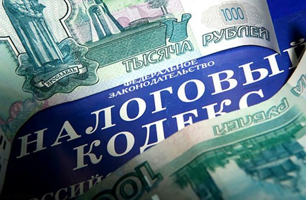 Фото: Эксперты раскритиковали новый налог: «Оставьте в покое самозанятых»<br><br>В конце октября Госдума приняла в первом чтении закон о введении «Налога на профессиональный доход» для самозанятых граждан. По разным оценкам, их насчитывается в России от 15 до 30 млн: это люди, работающие сами на себя и не уплачивающие со своего дохода налоги государству. На прошедшем в «МК» круглом столе эксперты высказались по поводу того, нужен ли новый налог, захотят ли люди выходить из тени и что будет после вступления в силу закона, в принятии которого спикеры не сомневаются. <br>Закон вводит для самозанятых льготный режим налогообложения при условии легализации. С дохода от оказанной услуги физлицам придется заплатить 4%, если работали с юрлицами или индивидуальными предпринимателями - 6%, то есть меньше, чем НДФЛ в 13% у наемных работников или уплата налогов по «упрощенке» для ИП. Чтобы воспользоваться этой «льготой» в специальном приложении на мобильных устройствах нужно будет ввести свои данные, вносить сумму полученного дохода и каждый месяц уплачивать проценты. За неуплату налога предусмотрены штрафы. Режим запускается с 2019 года пока в качестве эксперимента до 2028 года в четырех регионах: Москве, Татарстане, Московской и Калужской областях. <br>Доктор экономических наук Игорь Николаев: «Дополнительно увеличивать налоговую нагрузку в условиях четрехлетнего падения доходов населения — неправильно. Самозанятых нужно воспринимать как питательную среду для будущего бизнеса — когда они «встанут на ноги», они станут налогоплательщиками. А пока их нужно оставить в покое как делается в других странах». <br>Проректор Академии труда и социальных отношений Александр Сафонов: «Кроме отказа от налога, иная альтернатива — введение прогрессивной шкалы налогообложения с не облагаемым минимумом зарплаты. Иначе мы породим иждивенцев на социальном обеспечении государства, ведь многие самозанятые не могут себе позволить платить налог даже по льготной ставке». <br>Член совета Конфедерации труда Павел Кудюкин: «Доходы самозанятых гораздо меньше, чем прописанные в законе 200 тыс в месяц. Это «бизнес нищеты», в который идут от безысходности и зарабатывают копейки. С них государство хочет добрать доходов в бюджет, по сути, занимается мышкованием». <br>Замдиректора аналитического департамента «Альпари» Наталья Мильчакова: «Уже была попытка легализовать самозанятых — тогда добровольно вышли из тени 2 тыс человек. Сейчас это число может увеличится до примерно 4 тысяч. Это мало, зато статистика покажет 100%-й прирост: такого результата будет достаточно, чтобы признать эксперимент эффективным и распространить его на все страну, даже раньше, чем через 10 лет».