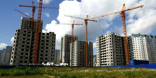 Фото: «Ситуация чрезвычайная»: свердловские застройщики остановили продажи<br><br>Строительные компании в Свердловской области заявили о полной остановке продаж. Заниматься этой деятельностью им не дает обновленный список компаний для страхования ответственности застройщиков, опубликованный ЦБ РФ. Туда не попали организации, с которыми они работали раньше. Кроме того, теперь ответственность застройщиков страхуют всего несколько фирм, а для большого региона этого недостаточно, считают в областном Союзе промышленников и предпринимателей. <br>«Принимая во внимание, что в списке только две компании, фактически занимающиеся страхованием ответственности застройщиков, а объем объектов даже по Екатеринбургу и Свердловской области достаточно велик, страхование у данных компаний невозможно на текущий момент», — рассказал исполнительный вице-президент СОСПП Игорь Кудрявцев. <br>Застройщики уже назвали ситуацию чрезвычайной и говорят об угрозе полной остановки строительства: без действующих страховых полисов продавать объекты нельзя, это ставит под угрозу дальнейшее финансирование всего процесса. <br>Представители предприятий уже направили письма на имя главы регионального Минстроя Михаила Волкова, министра строительства и жилищно-коммунального хозяйства РФ Владимира Якушева и его заместителя Леонида Ставицкого. Кроме того, в письме к губернатору Свердловской области Евгению Куйвашеву застройщики изложили свое видение выхода из проблемной ситуации. Компании хотят предложить ЦБ включить в список все страховые организации, с которыми они работали ранее, или выдвинуть законопроект, по которому застройщик сам сможет обеспечить обязательства не страхованием, а внесением взносов в компенсационный фонд.