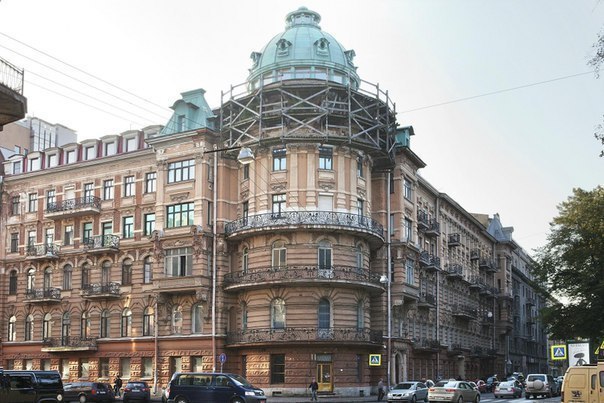 Фото: Дом Дернова – Таврическая улица, 35. <br><br>Доходный дом на углу Таврической и Тверской улиц в был построен в 1904 году адмиралом Дерновым <br><br>Здесь находится знаменитая «башня» Вячеслава Иванова. В трехкомнатной квартире № 23 на верхнем мансардном этаже башни жили супруги Вячеслав Иванов и Лидия Зиновьева-Аннибал, одни из главных героев «серебряного» века, создавшие здесь самый знаменитый литературно-философский салон предреволюционной России, известный как «Ивановская башня».. <br>На крыше башни весной 1906 г. Александр Блок читал 