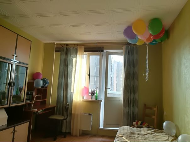 Ищу соседку! (подселяю к себе) <br>(Соседка - лицо ЖЕНСКОГО ПОЛА. Дорогие мужчины, не пишите мне, пожалуйста!) <br> <br>.1-к квартира (С балконом. 7 этаж. Очень тихо) <br>.м. Жулебино (1-2 минуты пешком до метро) <br>.15 тысяч + коммуналка (в среднем 900 р) <br>.Без комиссии и залога <br>.С животными нельзя, к сожалению <br> <br>.Заселение примерно в ДЕКАБРЕ <br> <br> <br>Хорошо, что, у нас уже есть принтер (+сканер и ксерокс), Wi-fi, фен, микроволновка, стиралка, 2 кровати, 2 рабочих стола…и прочие блага цивилизации <br> <br>Рядом большой круглосуточный супермаркет Перекресток. Торговый центр со вкусной едой, кинотеатром и проч. Недалеко Книжный. 15 минут на автобусе до ИКЕИ и Ашана. <br> <br> <br>Обо мне: <br>Сейчас на 3-м курсе МГЛУ, переводческий факультет. Учу немецкий и английский. В обычное время делаю домашку, домашку, домашку, иногда вижусь с друзьями, читаю статьи по психологии, смотрю фильмы (Звягинцева, Триера, Бергмана...), слушаю Мотораму, Tubelord, Foals, Caribou, Beach Fossils, DIIV и много чего другого. <br>Я люблю красивую одежду, горький шоколад с марципаном, всё острое, сидр с бузиной и лаймом, чистый звук, концерты и проч. <br> <br>Для меня важно, чтобы дома было уютно и чисто! Чисто!!! <br> <br>Надеюсь, мы поймем друг друга, потому что… <br>Когда я мою полы, я включаю на полную громкость музыку в колонках. <br>Я могу оставить на ночь подругу, если она пропустила последний автобус. <br> <br>Мне бы хотелось жить с… <br>Девушкой, с которой у меня хоть как-то совпадали бы интересы, чтобы мы могли стать не просто молчаливыми сожителями, но и друзьями. Вместе гулять, может, бегать вечером на стадионе, может, тусить на концертах в клубе. Ну или просто пить вечером зеленый чай на балконе и разговаривать) <br> <br>Анкета <br>Итак, если тебя заинтересовало это объявление, то, набирая мне сообщение, обязательно <br>-расскажи немного о себе - а лучше много! Где учишься или работаешь, чем интересуешься <br>Укажи, пожалуйста, <br>-3 любимые книги (или >) <br>-3 любимых фильма (или >) <br>-3 любимые муз. группы (или >) <br>-отношение к вредным привычкам (!!!) <br> <br>Пожалуйста, сразу присылай анкету! <br>Не спрашивай, актуально ли объявление) Актуально! Когда я найду соседку, я напишу об этом у себя на стене. <br> <br> <br>#Алинаищетсоседку <br>#снимуквартиру #снимуквартирумосква #снимумосква #ищуквартиру #ищуквартирумосква #снимуквартирувмоскве #ищуквартирувмоскве #снимубезпосредников #квартирабезпосредников #ищусоседку #ищусоседа - фото Фото: Ищу соседку! (подселяю к себе) <br>(Соседка - лицо ЖЕНСКОГО ПОЛА. Дорогие мужчины, не пишите мне, пожалуйста!) <br> <br>.1-к квартира (С балконом. 7 этаж. Очень тихо) <br>.м. Жулебино (1-2 минуты пешком до метро) <br>.15 тысяч + коммуналка (в среднем 900 р) <br>.Без комиссии и залога <br>.С животными нельзя, к сожалению <br> <br>.Заселение примерно в ДЕКАБРЕ <br> <br> <br>Хорошо, что, у нас уже есть принтер (+сканер и ксерокс), Wi-fi, фен, микроволновка, стиралка, 2 кровати, 2 рабочих стола…и прочие блага цивилизации <br> <br>Рядом большой круглосуточный супермаркет Перекресток. Торговый центр со вкусной едой, кинотеатром и проч. Недалеко Книжный. 15 минут на автобусе до ИКЕИ и Ашана. <br> <br> <br>Обо мне: <br>Сейчас на 3-м курсе МГЛУ, переводческий факультет. Учу немецкий и английский. В обычное время делаю домашку, домашку, домашку, иногда вижусь с друзьями, читаю статьи по психологии, смотрю фильмы (Звягинцева, Триера, Бергмана...), слушаю Мотораму, Tubelord, Foals, Caribou, Beach Fossils, DIIV и много чего другого. <br>Я люблю красивую одежду, горький шоколад с марципаном, всё острое, сидр с бузиной и лаймом, чистый звук, концерты и проч. <br> <br>Для меня важно, чтобы дома было уютно и чисто! Чисто!!! <br> <br>Надеюсь, мы поймем друг друга, потому что… <br>Когда я мою полы, я включаю на полную громкость музыку в колонках. <br>Я могу оставить на ночь подругу, если она пропустила последний автобус. <br> <br>Мне бы хотелось жить с… <br>Девушкой, с которой у меня хоть как-то совпадали бы интересы, чтобы мы могли стать не просто молчаливыми сожителями, но и друзьями. Вместе гулять, может, бегать вечером на стадионе, может, тусить на концертах в клубе. Ну или просто пить вечером зеленый чай на балконе и разговаривать) <br> <br>Анкета <br>Итак, если тебя заинтересовало это объявление, то, набирая мне сообщение, обязательно <br>-расскажи немного о себе - а лучше много! Где учишься или работаешь, чем интересуешься <br>Укажи, пожалуйста, <br>-3 любимые книги (или >) <br>-3 любимых фильма (или >) <br>-3 любимые муз. группы (или >) <br>-отношение к вредным привычкам (!!!) <br> <br>Пожалуйста, сразу присылай анкету! <br>Не спрашивай, актуально ли объявление) Актуально! Когда я найду соседку, я напишу об этом у себя на стене. <br> <br> <br>#Алинаищетсоседку <br>#снимуквартиру #снимуквартирумосква #снимумосква #ищуквартиру #ищуквартирумосква #снимуквартирувмоскве #ищуквартирувмоскве #снимубезпосредников #квартирабезпосредников #ищусоседку #ищусоседа