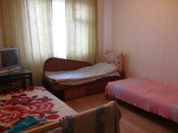 Фото: Сдаю место в комнате 1-2 женщинам. Славянкам. Аккуратным, чистоплотным. Всё необходимое для проживания есть: мебель, бытовая техника, WI-FI, телевизор, холодильник, отдельное спальное место. Уютная, домашняя обстановка. Нет мужчин. Ключи сразу при оплате. Не агенство. Без залога. Заключается договор. Оплата 7000 руб, м. Сходненская.<br>Тел. 8 (926) 550-60-35 Татьяна