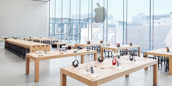 Компания Apple снизила цены на всю или почти всю свою продукцию в Китае. Однако, в отличие от прошлого раза, сейчас это обусловлено вовсе не желанием самой Apple, связанным со снижением продаж смартфонов. Продукция Apple подешевела из-за снижения НДС с 16% до 13%, так что подешеветь должны и другие импортные для Китая продукты. К примеру, iPhone XR подешевел с 6499 до 6199 юаней, то есть с с 968 до 924 долларов или на 4,5%. Кроме того, согласно политике Apple, все, кто приобрёл товары компании в Китае за последние две недели, имеют возможность получить компенсацию, если товар подешевел.