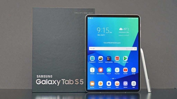 Samsung уже выпустила три новых планшета в этом году: Galaxy Tab S5e, Galaxy Tab A 10.1 (2019) и 8-дюймовый Galaxy Tab A (2019) со стилусом S Pen. Однако ни один из них не является флагманским планшетом с соответствующей платформой. Ожидается, что таковым в этом году станет Samsung Galaxy Tab S5. Появились доказательства того, что он будет построен на базе однокристальной системы Snapdragon 855, как и смартфоны линейки Galaxy S10. Данная информация была опубликована участниками форума XDA Developers, которые покопались в исходном коде прошивки для Samsung Galaxy Fold. Там присутствует список устройств, построенных на базе флагманском мобильной платформы Qualcomm. Список включает в себя Samsung Galaxy S10, Galaxy Fold, устройство, обозначенное как D2Q. Предположительно, это Galaxy Note 10. Наряду со всеми этими устройствами есть еще одно под названием GTS5L. Это и есть Galaxy Tab S5. Дело в том, что Galaxy Tab S3 и Galaxy Tab S4 носили кодовые имена GTS3L и GTS4L соответственно. Ожидается, что планшет представят этой осенью, он должен получить улучшенный стилус S Pen и узкие рамки.