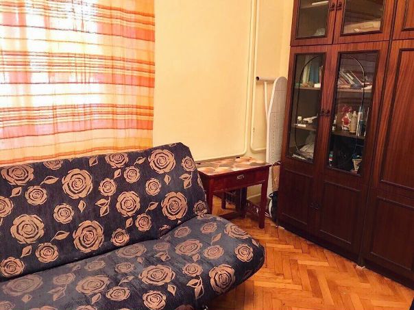 Фото: Без комиссии и риелторов! <br>Ищу девушку без ВП на Подселение <br>в чистую, светлую Комнату в 2-х-комнатной квартире (Сталинский дом). <br>До метро УНИВЕРСИТЕТ 5- 7 минут ПЕШКОМ. Ул. Молодежная. <br>Комнаты изолированы, каждая закрывается на ключ. <br>Площадь комнаты 17 кв.м. <br>В квартире есть вся необходимая бытовая техника (холодильник, газовая плита с вытяжкой, микроволновая печь, стиральная машина-автомат, пылесос, телевизоры) и мебель для комфортного проживания, wi-fi. <br>Большая кухня. Высокие потолки. Раздельный сан узел. <br>Пешая доступность до МГУ. Экологически чистый район, во дворе детская игровая площадка, рядом красивый сквер. <br>Арендная плата 12.500 с человека. Депозит можно поделить. <br>По запросу скину все фото . <br>Звоните 89857987044 / пишите в WhatsApp, в ВК в любое время.