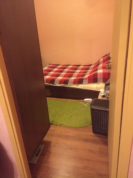 Фото: Всем привет Срочно ищем девушку на подселение в 3-х комнатную квартиру, по расположению метро Южная (рядом с метро 2-3 минуты ходьбы)в пешей доступности торговые центры. <br>По поводу квартиры есть все необходимое для жилья , микроволновка , холодильник , стиральная машинка , сан-узел раздельный , недавно в ванной комнате делали косм.ремонт, хозяин не беспокоит живём спокойно уже 2,5 года. <br>Теперь о комнате : сама она не проходная изолированная, но проходит через проходную комнату в которой живет молодая девушка, ещё одна девочка бывает дома очень редко (проживает у своего молодого человека). Она небольшая, но очень уютная. <br>По оплате 12000р + депозит за последний месяц+интернет 150р, коммуналка уже включена в эту стоимость. Оплачиваем каждый месяц 1 числа, но для Вас есть возможность заехать раньше, если срочно.<br>Если у вас остались вопросы, звоните пишите<br> Бурашникова