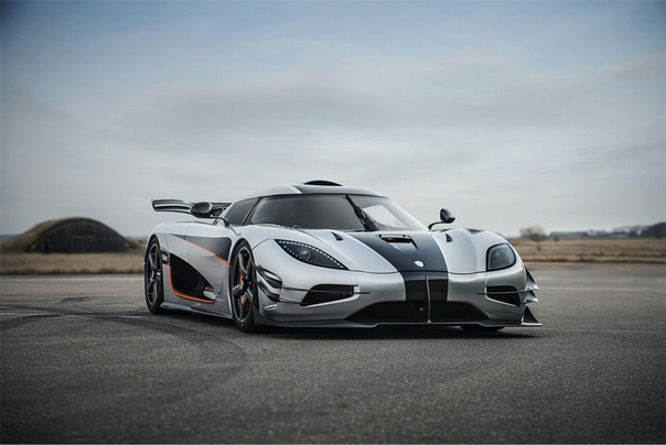 Очень редкие : 2014 oenigsegg One:1 Класс: prototype Тип кузова: 2-door coupe Двигатель: V8 5.0 L twin-turbo Мощность: 1360 л.с. Крутящий момент: 1371 Н·м КПП: DCT-7 Привод: задний Компоновка: