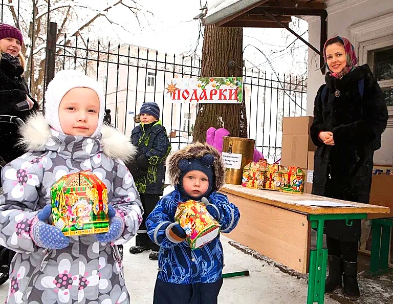 Воскресная школа при Преображенском храме г. Балашихи провела рождественский праздник для юных жителей микрорайона "Южный"