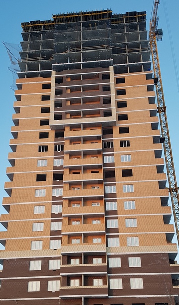 Фото: Продаю смарт-квартиру в Туле евро-2 от собственника, договор ДДУ по переуступке. Смарт-квартира в новом жилом комплексе по ул. Сурикова в доме 7, 4 этаж, сдача дома октябрь-декабрь 2019 года. Общая площадь квартиры 47,3 м кв. , кухня-гостиная 21,7 м кв., отдельная спальня 10.6 кв.м., лоджия 3.7 кв.м, с/у, 4.5 кв. м. Квартира с отделкой white box: <br>- идеально ровная стяжка полов, <br>- отшпаклеванные стены, готовые к поклейке обоев, <br>- разводка системы электроснабжения и электроосвещения во всех комнатах, с установленными розетками и выключателями, <br>- добротная металлическая дверь, <br>- остекление лоджии/балкона : профиль ПВХ, <br>- индивидуальная (поквартирная) система отопления и горячего водоснабжения, <br>- счетчики. <br>биметаллические радиаторы. <br>Жилой комплекс имеет огороженную территорию, видеонаблюдение, стеклянные входные группы, что обеспечит безопасность всех членов семьи. Недалеко от квартала расположены детские сады, школы, остановка общественного транспорта, магазины, рядом автовокзал, пр-т Ленина. <br>Отличный этаж, у застройщика такого этажа  уже нет, дом строится с опережением. цена 2900000 к сдаче дома все поднимут цены. тел.89105554475  Я собственник.